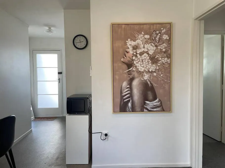 Cosy And Stylish Single Level 2 Bed Home Near Cbd Christchurch