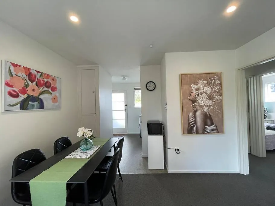 Cosy And Stylish Single Level 2 Bed Home Near Cbd Christchurch