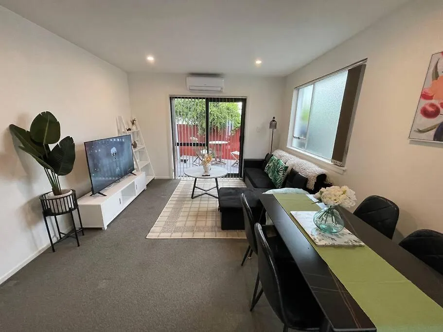 Cosy And Stylish Single Level 2 Bed Home Near Cbd Christchurch